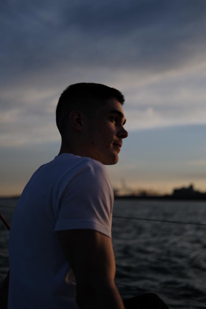 A guest in profile at dusk, Edition 02